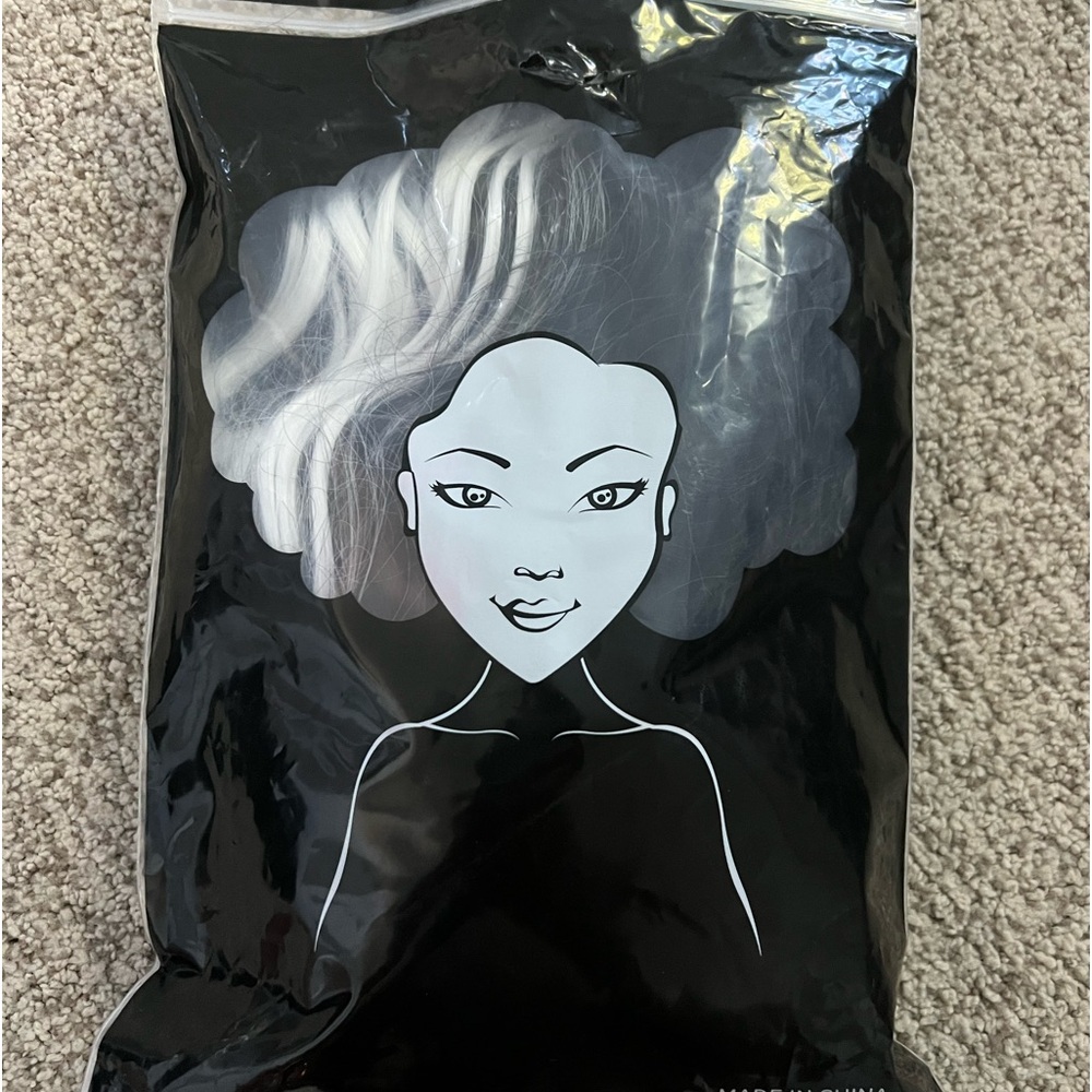 Cruella De Vill Disney Halloween Wig
Includes wig cap and black and white wig